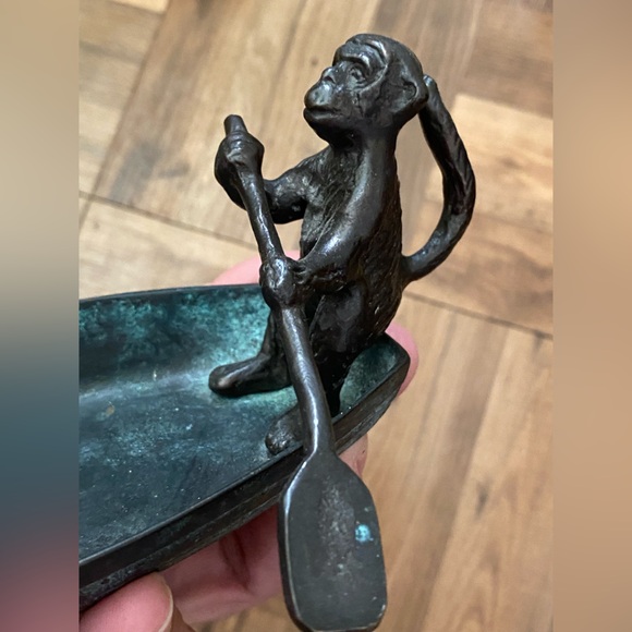 MONKEY W/ OAR ROWING A BOAT
FIGURINE SCULPTURE DISH. COLLECTABLE. - Picture 4 of 13